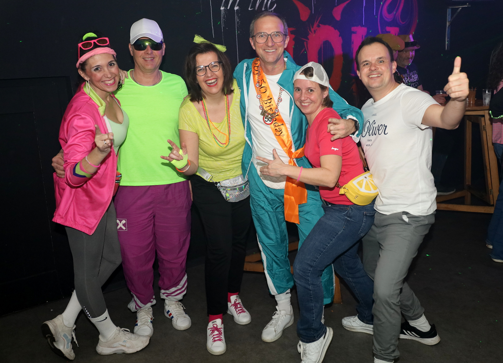 Neon, Beats und Nostalgie: 90er-Party der Schalmeien bringt die „Höll“ zum Leuchten