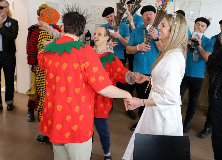 Leuchtende Augen in Hörbranz – Faschingsgilde zu Besuch in Kindergärten und Lebenshilfe